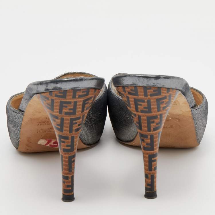 Pre Owned Fendi Silver Leather Slide Sandals Size 38