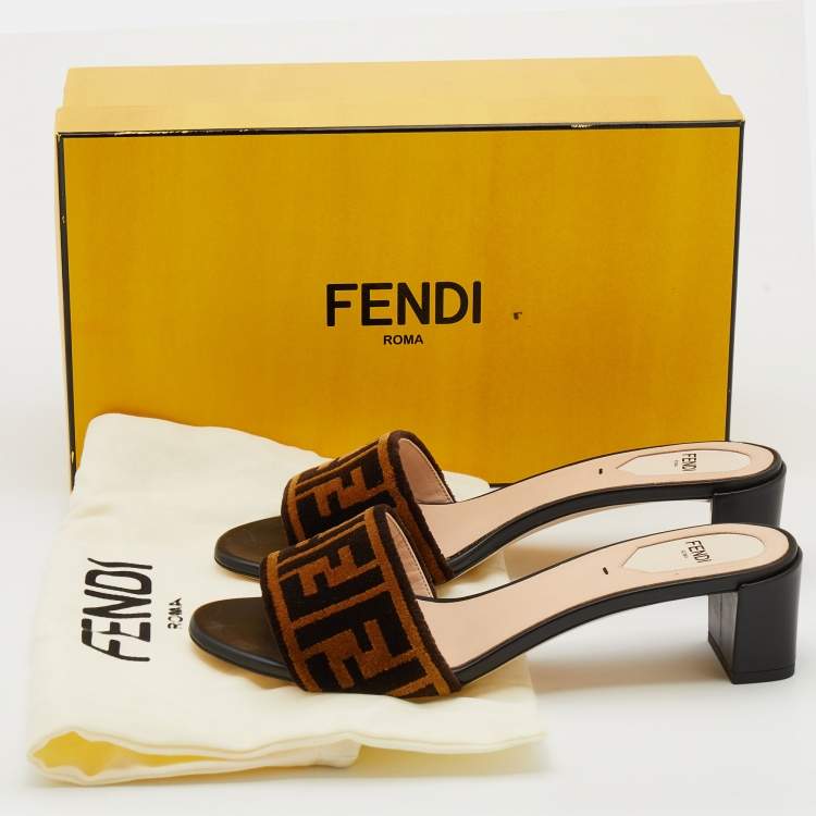 مملوكة مسبقًا Fendi Brown/Black Zucca Velvet Open-Toe Slide Sandals Size 38