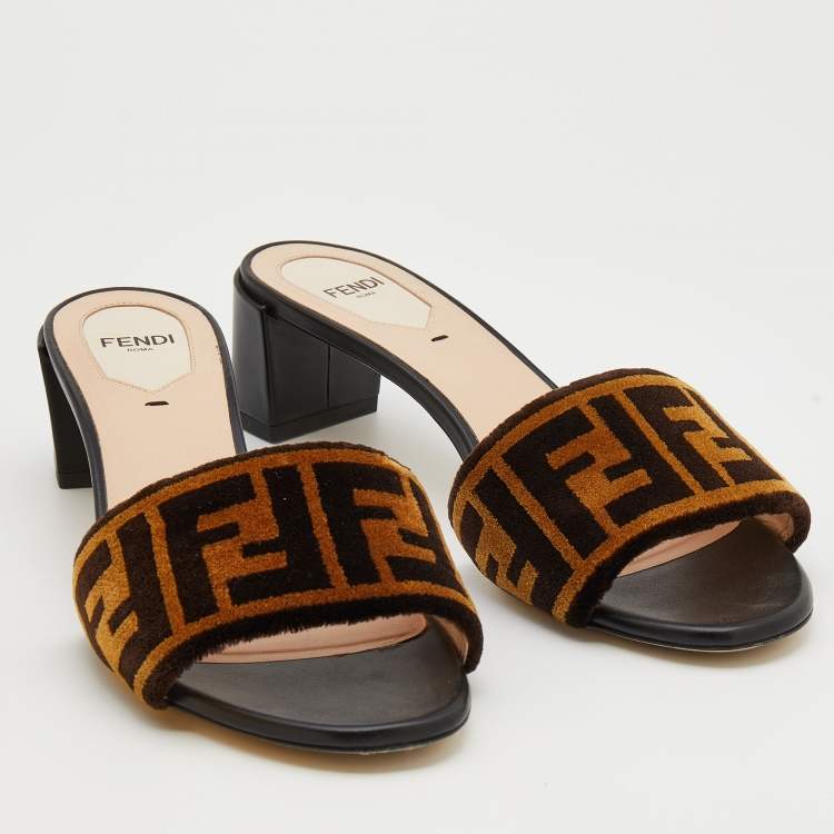 مملوكة مسبقًا Fendi Brown/Black Zucca Velvet Open-Toe Slide Sandals Size 38