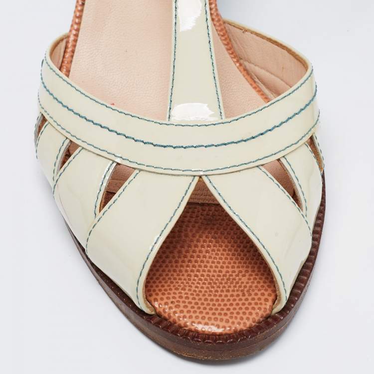 مملوكة مسبقًا Fendi Cream Patent Leather Peep Toe T-Strap Sandals Size 38.5