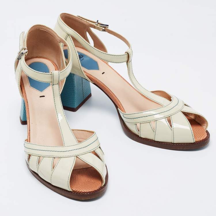 مملوكة مسبقًا Fendi Cream Patent Leather Peep Toe T-Strap Sandals Size 38.5