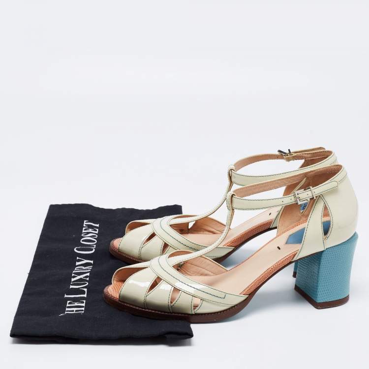 مملوكة مسبقًا Fendi Cream Patent Leather Peep Toe T-Strap Sandals Size 38.5