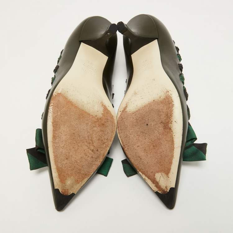 Pre Owned Fendi Two Tone Leather and Woven Fabric Bow Pointed Toe Pumps Size 39