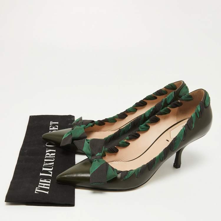 Pre Owned Fendi Two Tone Leather and Woven Fabric Bow Pointed Toe Pumps Size 39