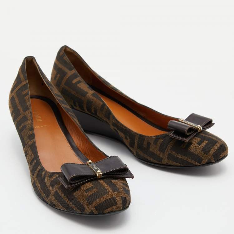 Pre Owned Fendi Tobacco Zucca Canvas and Leather Bow Round Toe Wedge Pumps Size 40.5