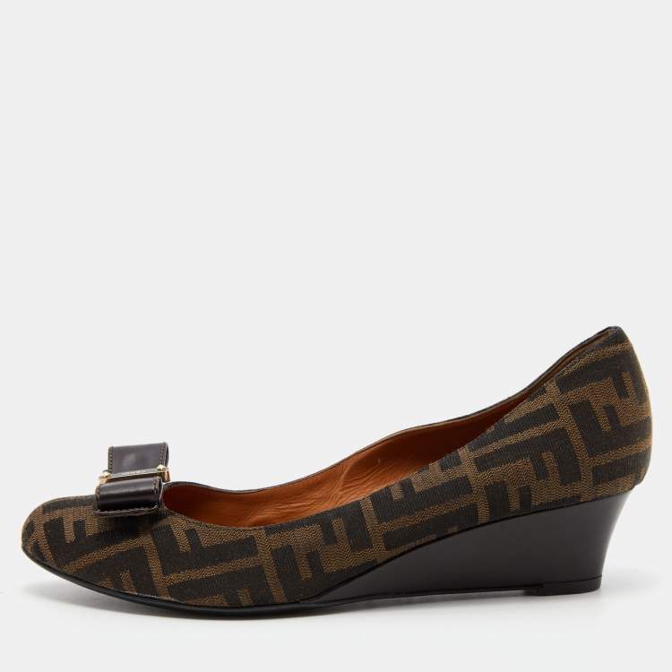 Pre Owned Fendi Tobacco Zucca Canvas and Leather Bow Round Toe Wedge Pumps Size 40.5
