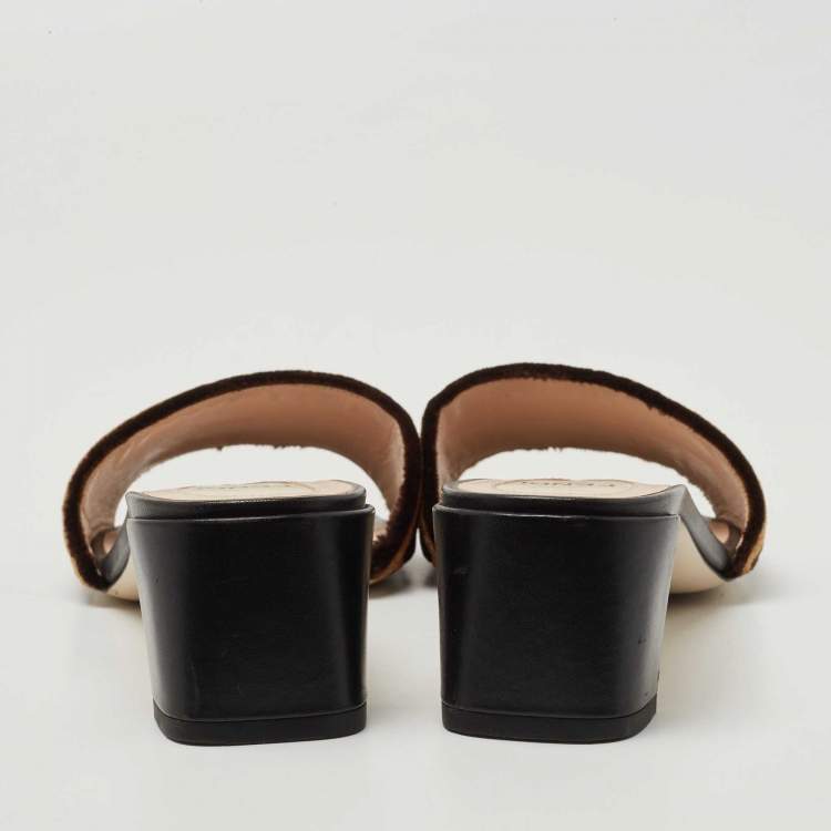 مملوكة مسبقًا Fendi Brown Velvet FF Logo Slide Sandals Size 39