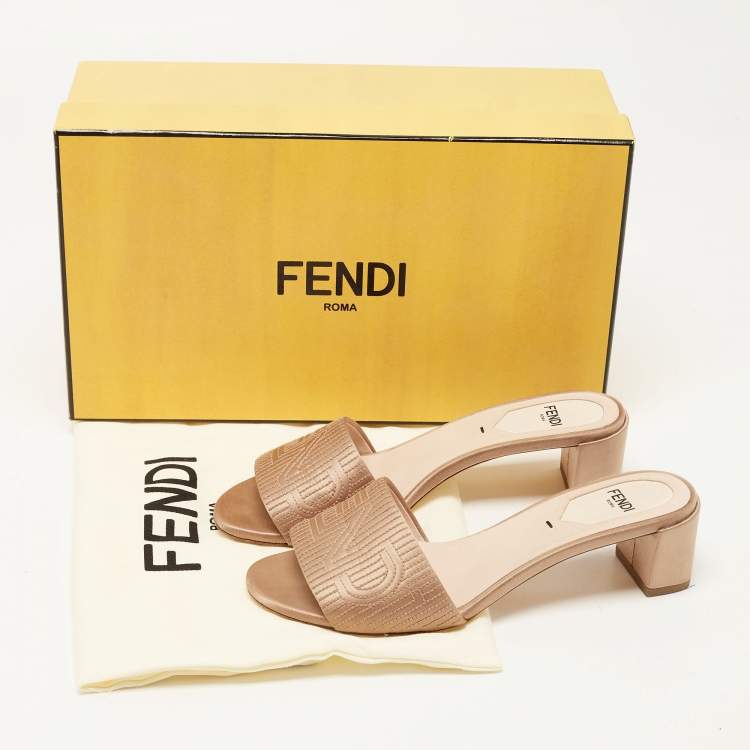 مملوكة مسبقًا Fendi Beige Satin Logo Slides Size 35