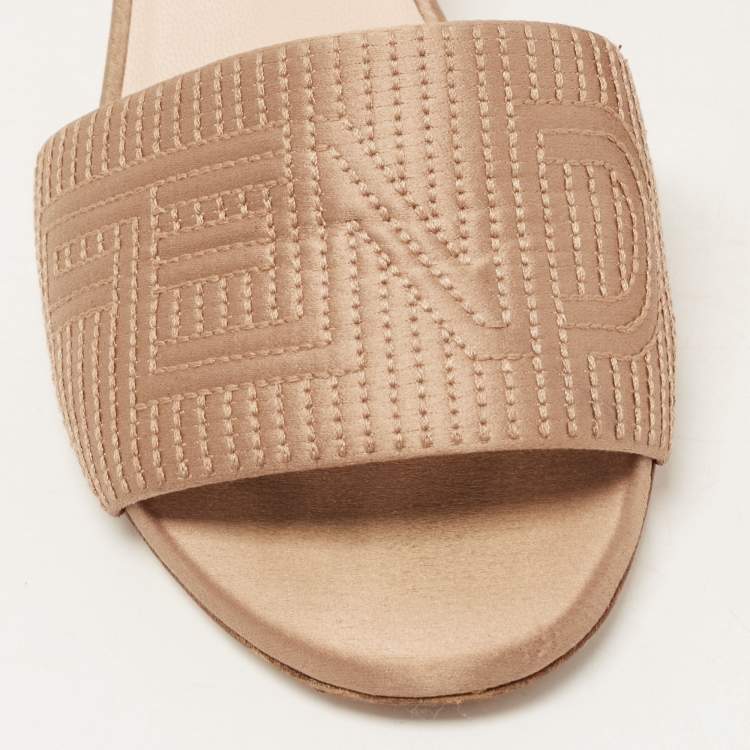مملوكة مسبقًا Fendi Beige Satin Logo Slides Size 35