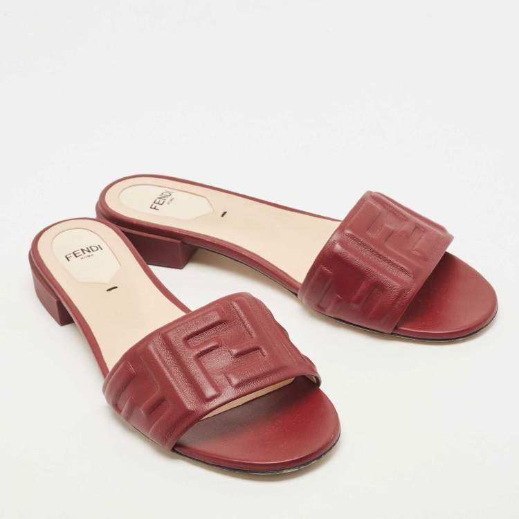 مملوكة مسبقًا Fendi Red Leather Logo Embossed Flat Slides Size 37.5