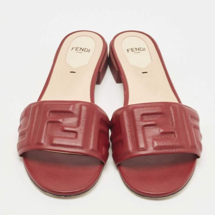 مملوكة مسبقًا Fendi Red Leather Logo Embossed Flat Slides Size 37.5