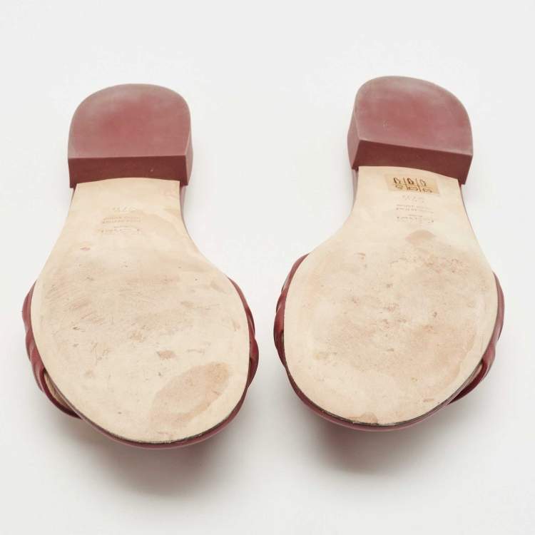 مملوكة مسبقًا Fendi Red Leather Logo Embossed Flat Slides Size 37.5