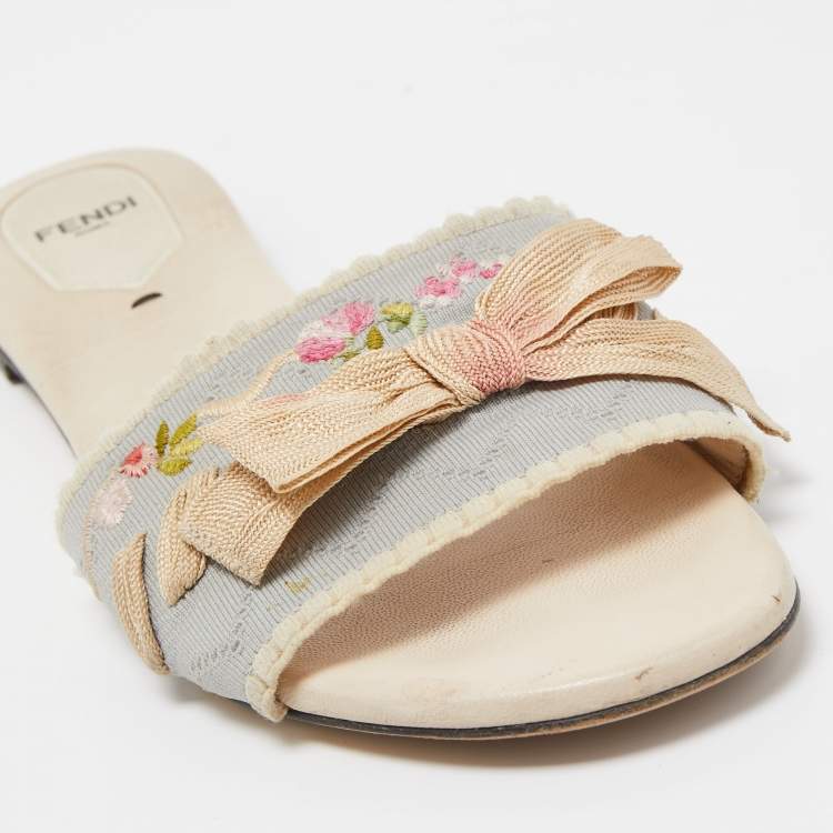 مملوكة مسبقًا Fendi Cream Flower Embroidered Bow Embellished Flat Slides Size 39.5