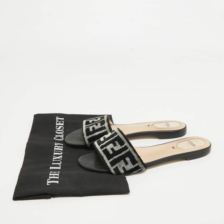 Pre Owned Fendi Navy Blue/Black Fur Flat Slides Size 37.5