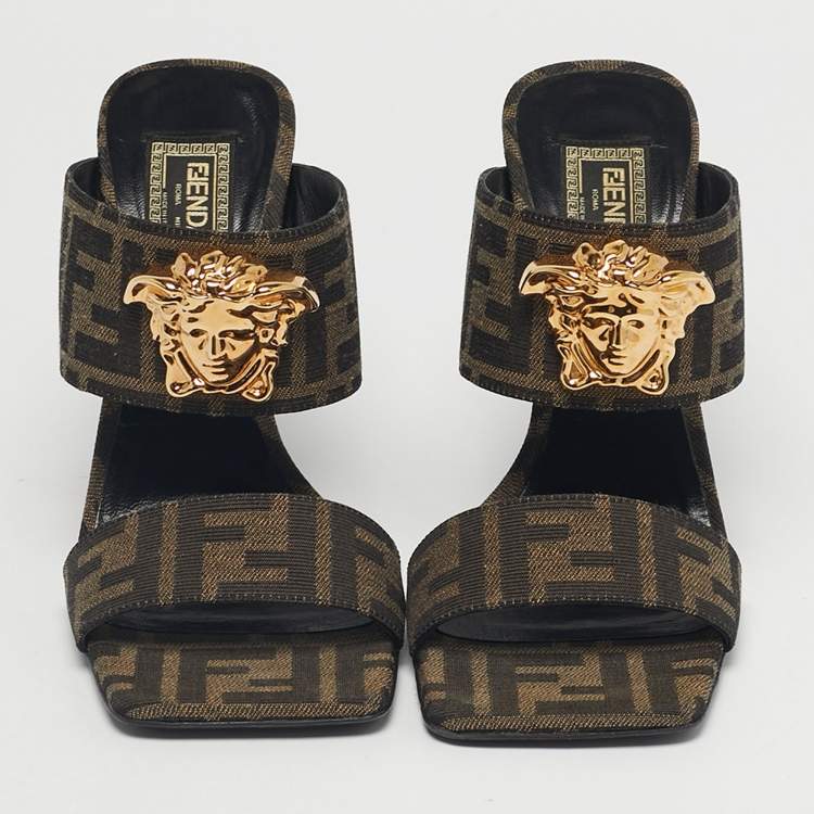 Pre Owned صندل سلايد فندي x فيرساتشي ميدوسا كانفاس باروك زوكا أصفر وبني مقاس 38.5