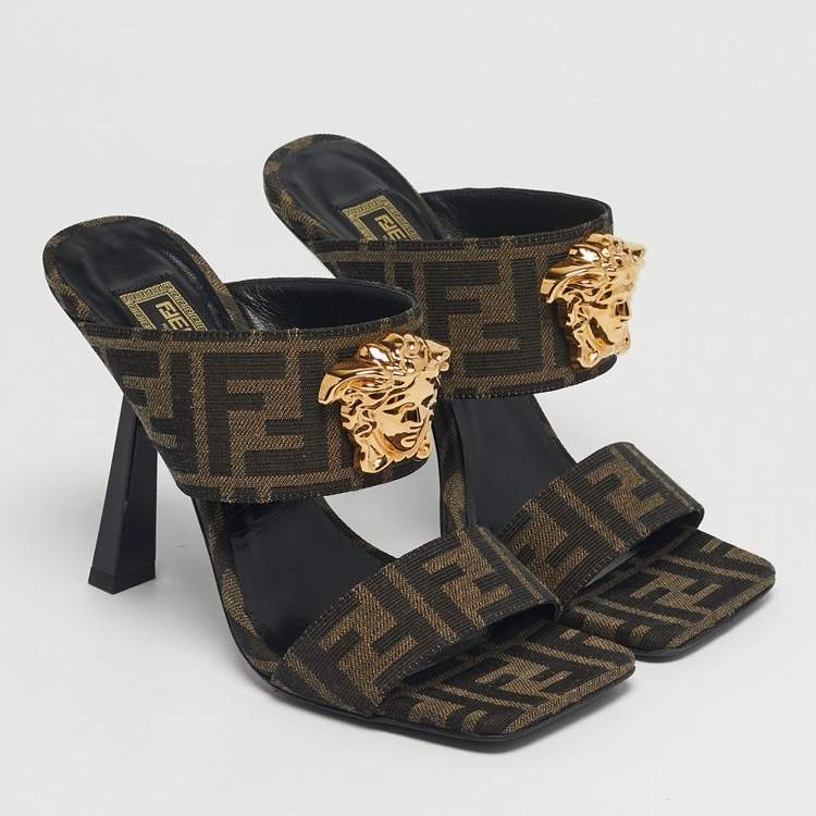 Pre Owned صندل سلايد فندي x فيرساتشي ميدوسا كانفاس باروك زوكا أصفر وبني مقاس 38.5