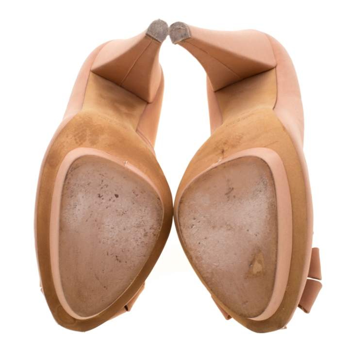 Pre Owned Giambattista Valli Beige Satin Flower Detail Peep Toe Platform Pumps 38.5