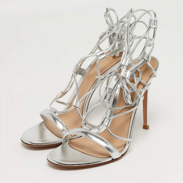 مملوكة مسبقًا Gianvito Rossi Giza Size 39.5 Silver Leather Ankle Wrap Sandals