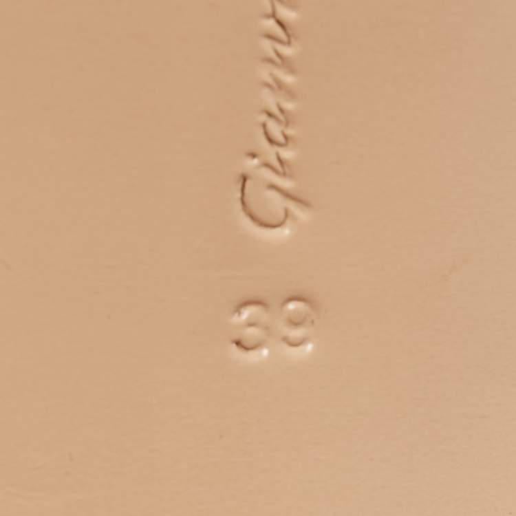 Pre Owned Gianvito Rossi Cream/Black Patent Leather and PVC Plexi Pumps Size 39