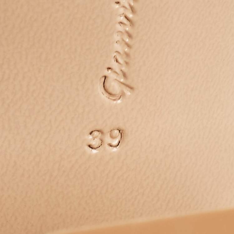 Pre Owned Gianvito Rossi White Leather Minas Sandals Size 39