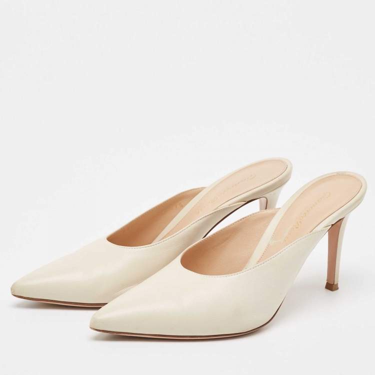 Pre Owned Gianvito Rossi Cream Leather Slides Size 37.5