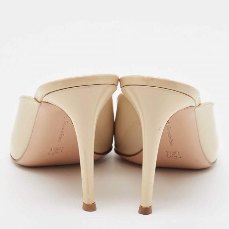 Pre Owned Gianvito Rossi Cream Patent Leather Paige Mules Size 40