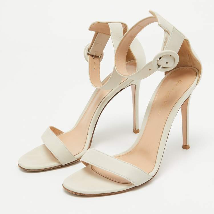 مملوكة مسبقًا Gianvito Rossi White Leather Ankle Strap Sandals Size 38