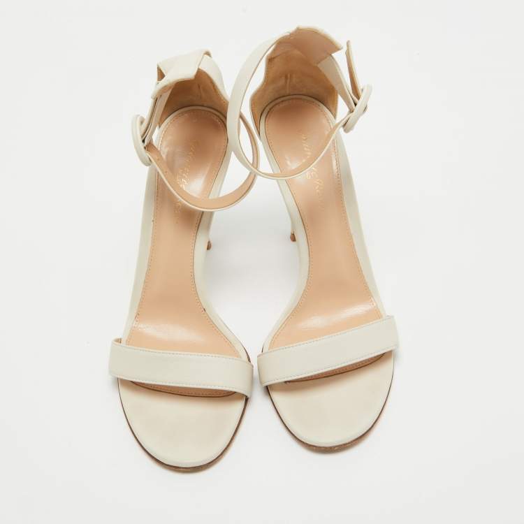 مملوكة مسبقًا Gianvito Rossi White Leather Ankle Strap Sandals Size 38