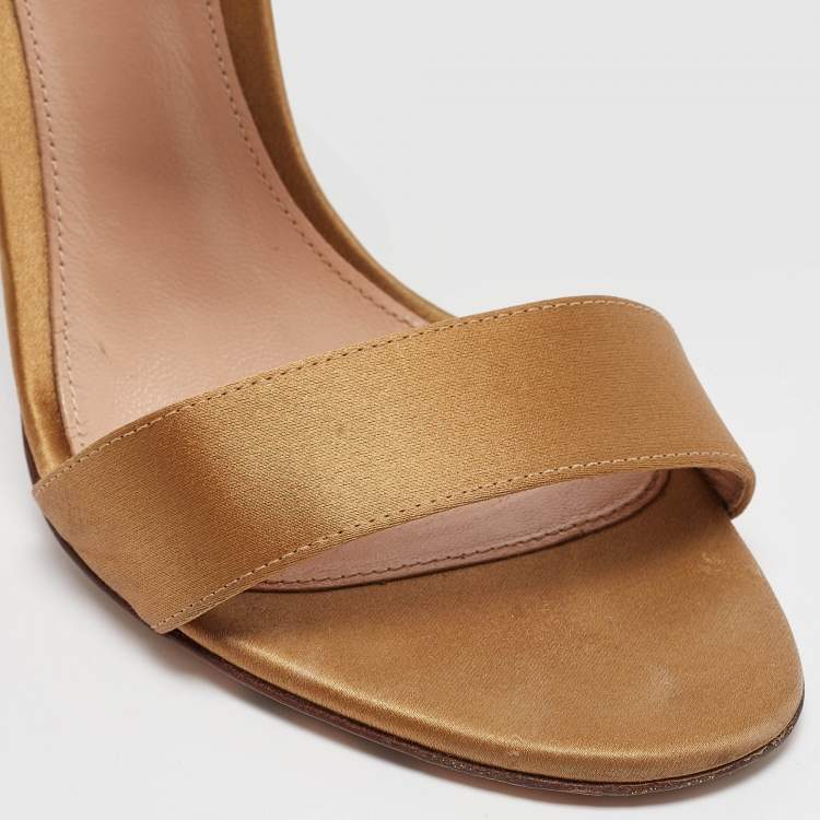 مملوكة مسبقًا Gianvito Rossi Gold Satin Gala Ankle Wrap Sandals Size 36