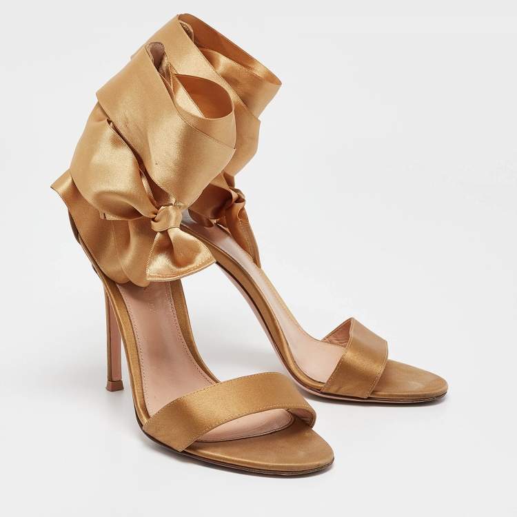 مملوكة مسبقًا Gianvito Rossi Gold Satin Gala Ankle Wrap Sandals Size 36