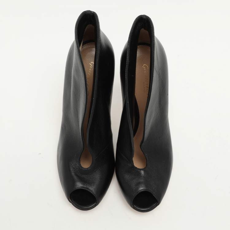 Pre Owned Gianvito Rossi Black Leather Vamp Booties Size 35.5
