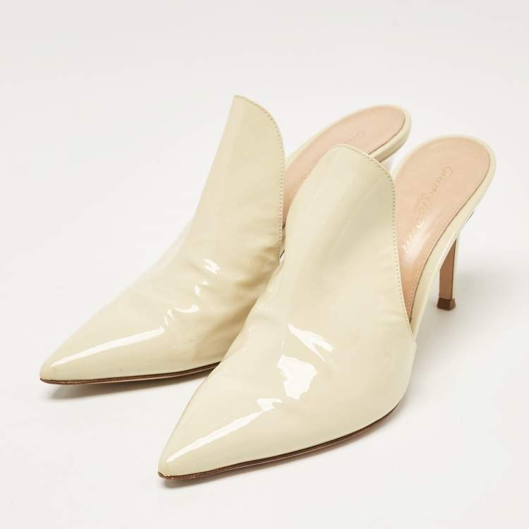 Pre Owned Gianvito Rossi Cream Patent Leather Aramis Mules Size 38.5