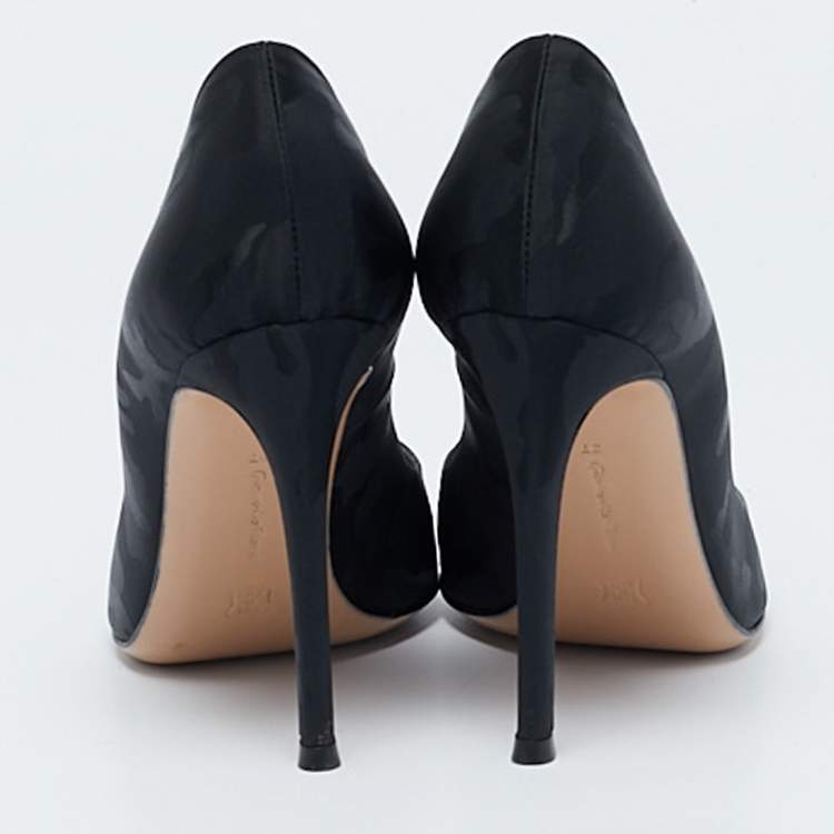 Pre Owned Gianvito Rossi Black Printed Fabric Gianvito Pumps Size 37