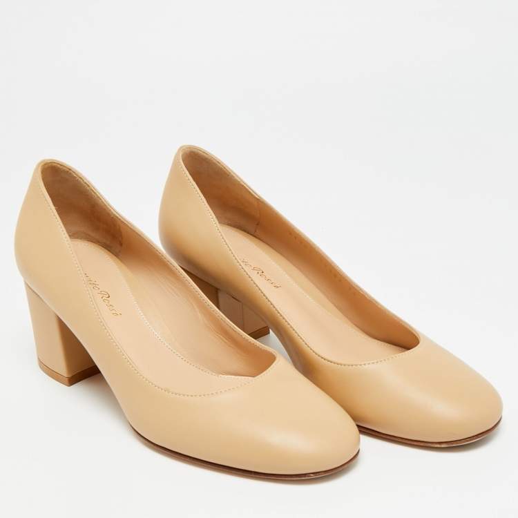 Pre Owned Gianvito Rossi Size 36 Beige Leather  Round  Toe Pumps