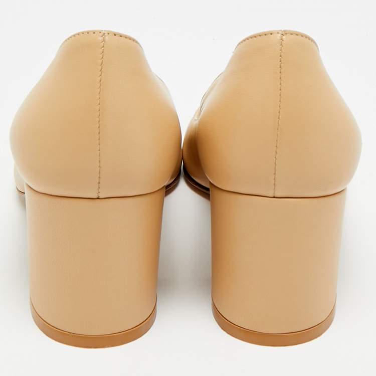 Pre Owned Gianvito Rossi Size 36 Beige Leather  Round  Toe Pumps