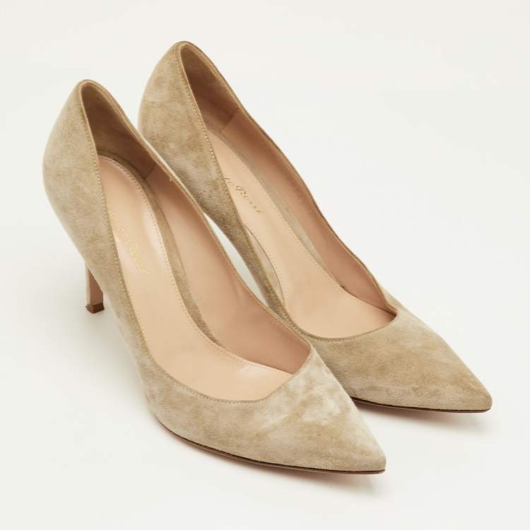 مملوكة مسبقًا Gianvito Rossi Size 40.5 Khaki Beige Suede Pointed Toe Pumps