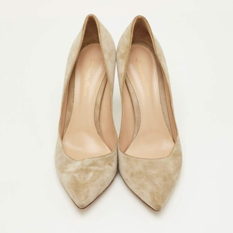 مملوكة مسبقًا Gianvito Rossi Size 40.5 Khaki Beige Suede Pointed Toe Pumps