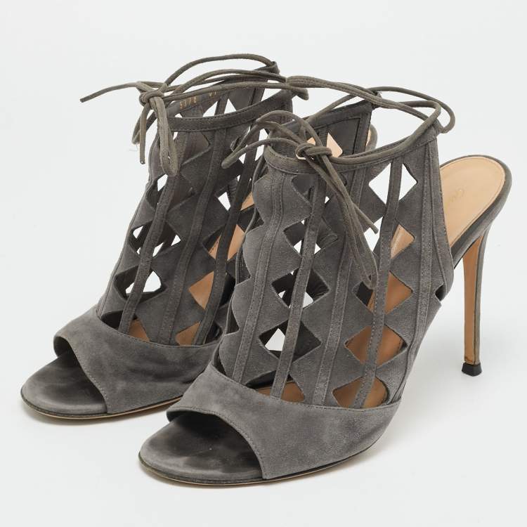 مملوكة مسبقًا Gianvito Rossi Size 41 Grey Suede Cutout Maxne Ankle Strap Sandals