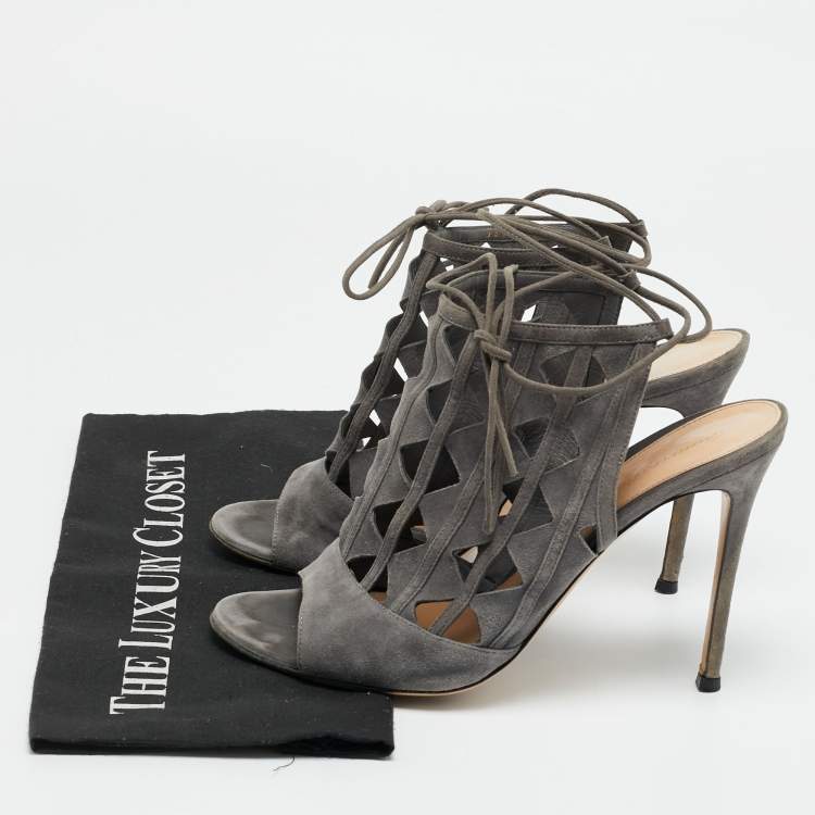 مملوكة مسبقًا Gianvito Rossi Size 41 Grey Suede Cutout Maxne Ankle Strap Sandals