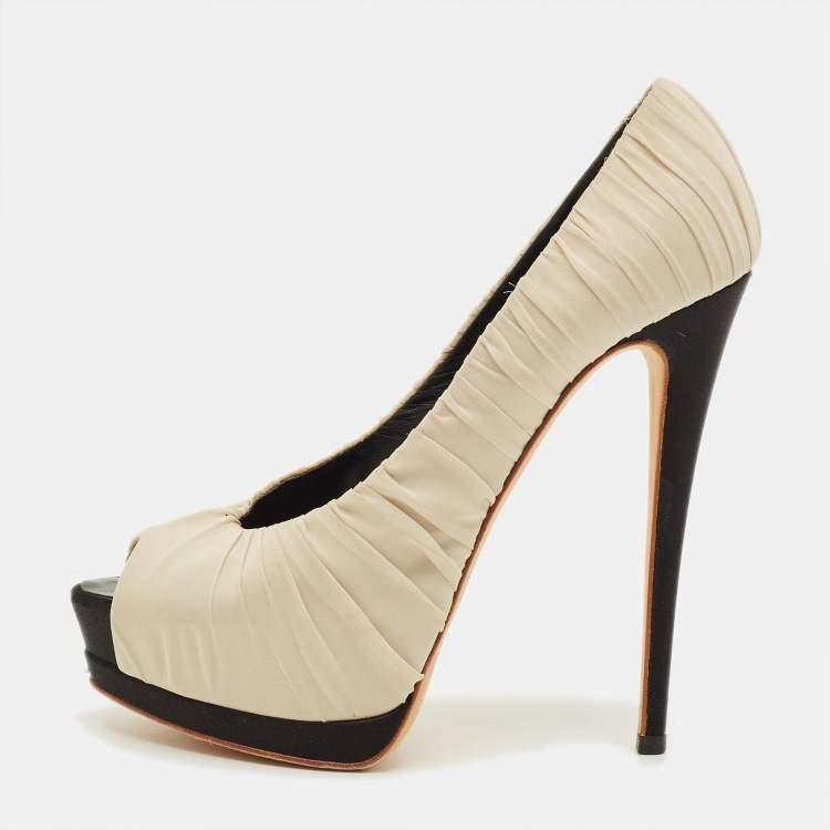 مملوكة مسبقًا Gianvito Rossi Size 38.5 Beige Ruched Fabric Peep Toe Platform Pumps