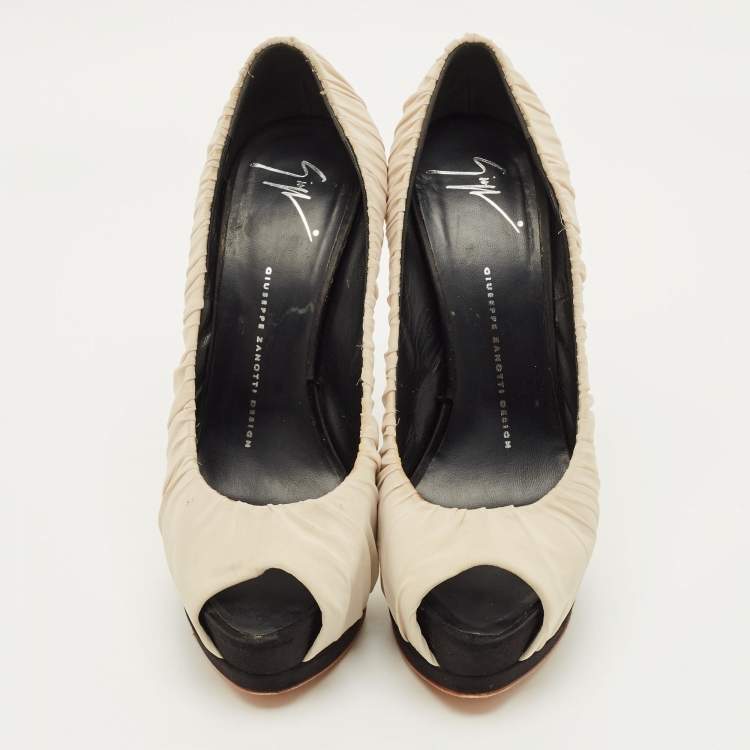 مملوكة مسبقًا Gianvito Rossi Size 38.5 Beige Ruched Fabric Peep Toe Platform Pumps