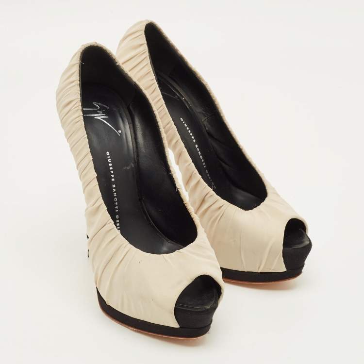 مملوكة مسبقًا Gianvito Rossi Size 38.5 Beige Ruched Fabric Peep Toe Platform Pumps