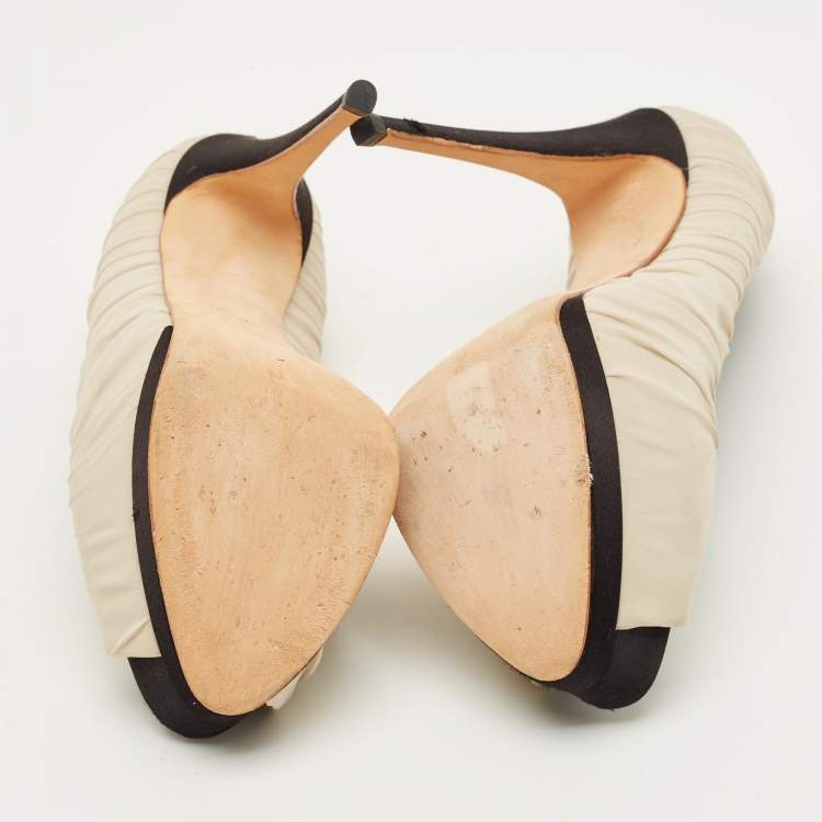 مملوكة مسبقًا Gianvito Rossi Size 38.5 Beige Ruched Fabric Peep Toe Platform Pumps