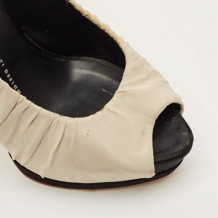 مملوكة مسبقًا Gianvito Rossi Size 38.5 Beige Ruched Fabric Peep Toe Platform Pumps