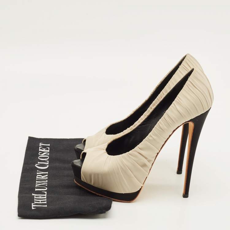 مملوكة مسبقًا Gianvito Rossi Size 38.5 Beige Ruched Fabric Peep Toe Platform Pumps