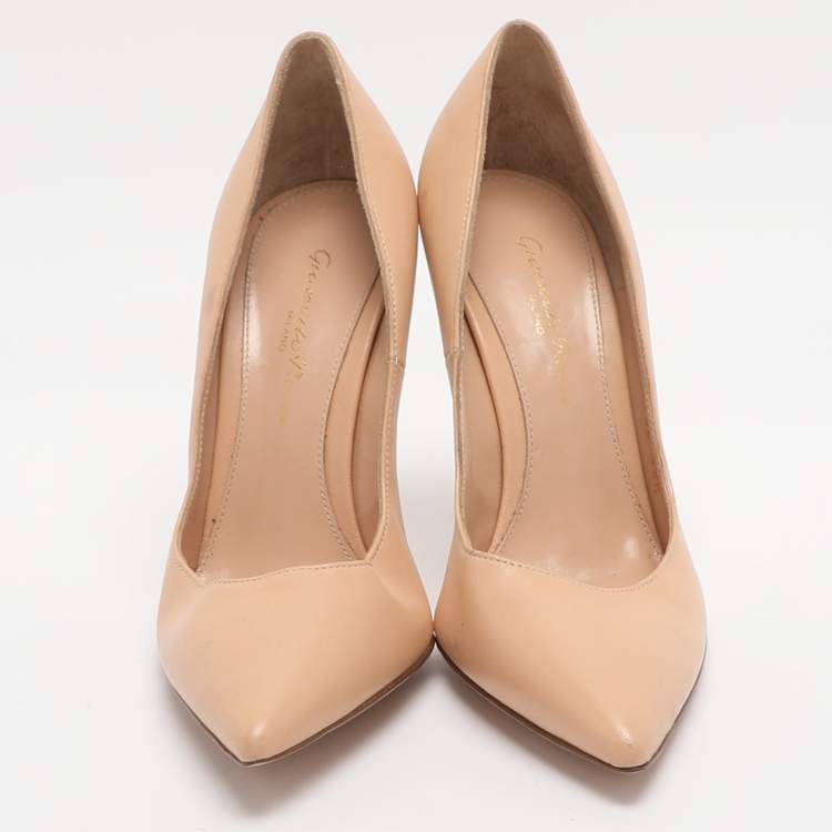 Pre Owned Gianvito Rossi Size 34.5 Beige Leather Pumps