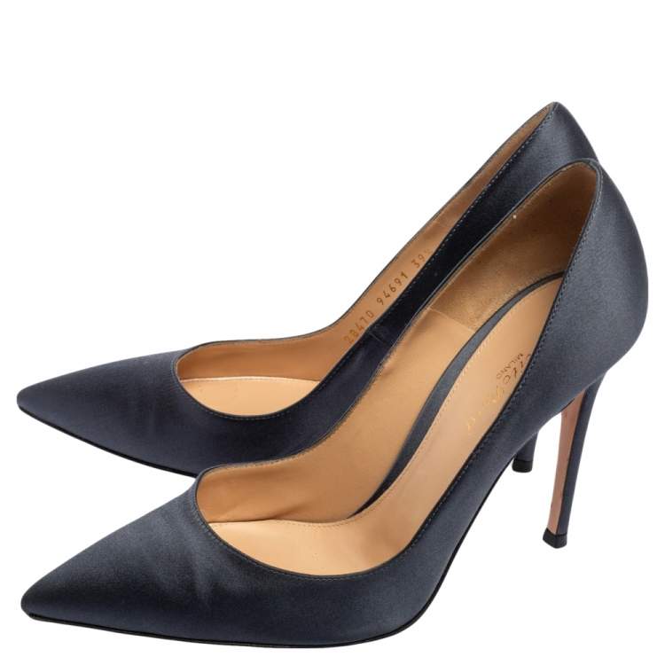 Pre Owned Gianvito Rossi Grey Satin Pointed-Toe Pumps Size 39.5 