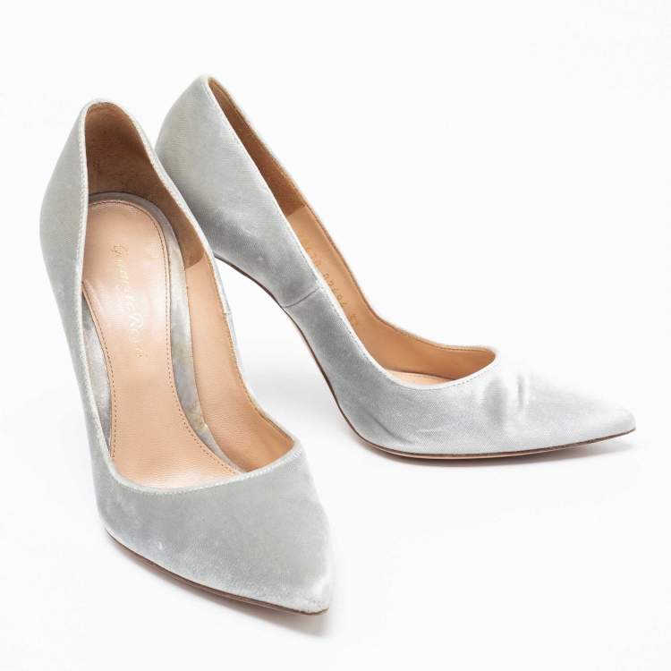 Pre Owned Gianvito Rossi Grey Velvet Pointed Toe Pumps Size 37