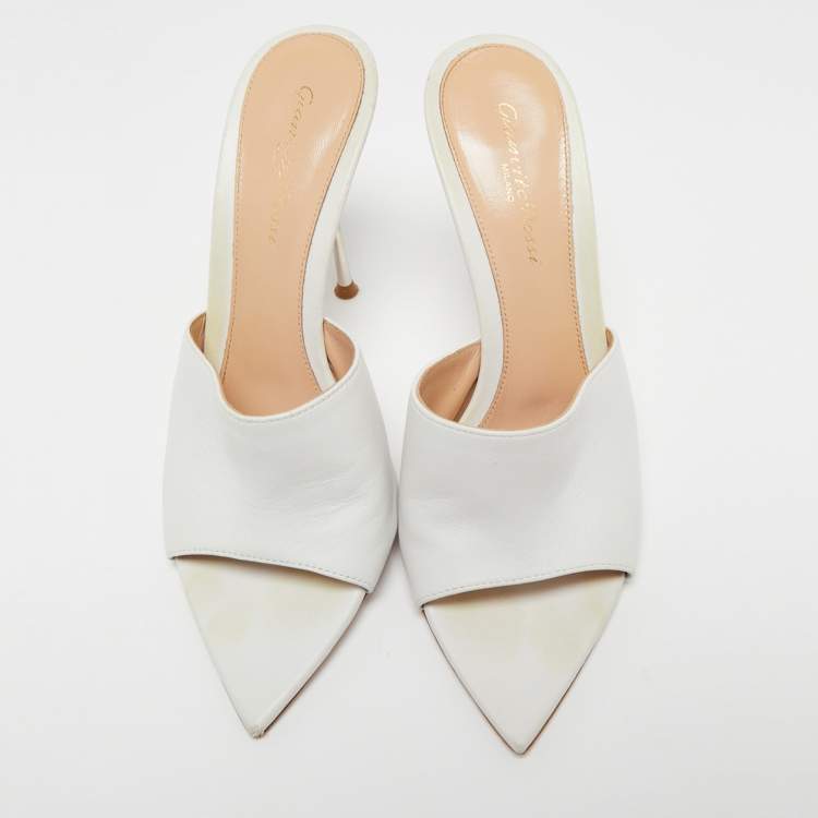 مملوكة مسبقًا Gianvito Rossi White Leather Elle Slide Sandals Sandals Size 38