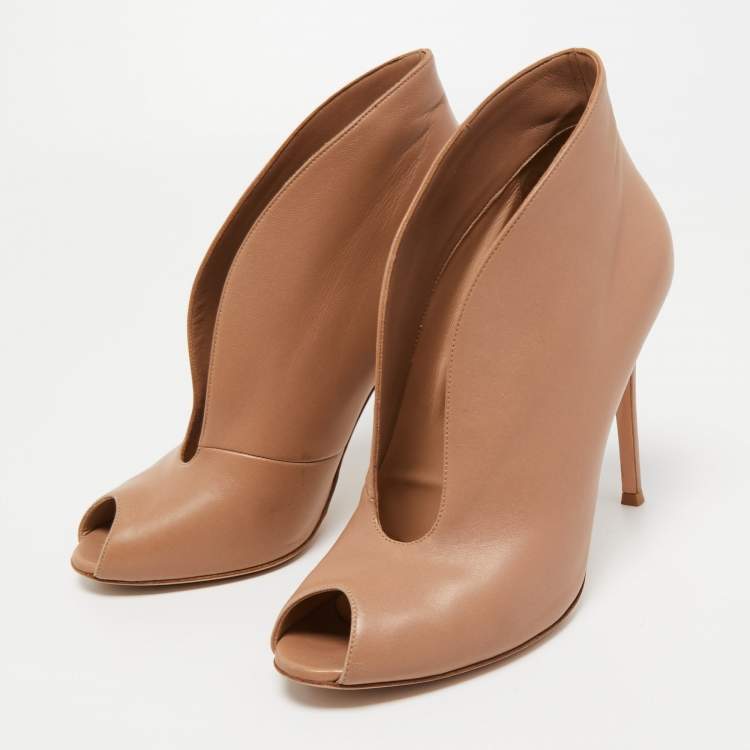 Pre Owned Gianvito Rossi Beige Leather Vamp Booties Size 40
